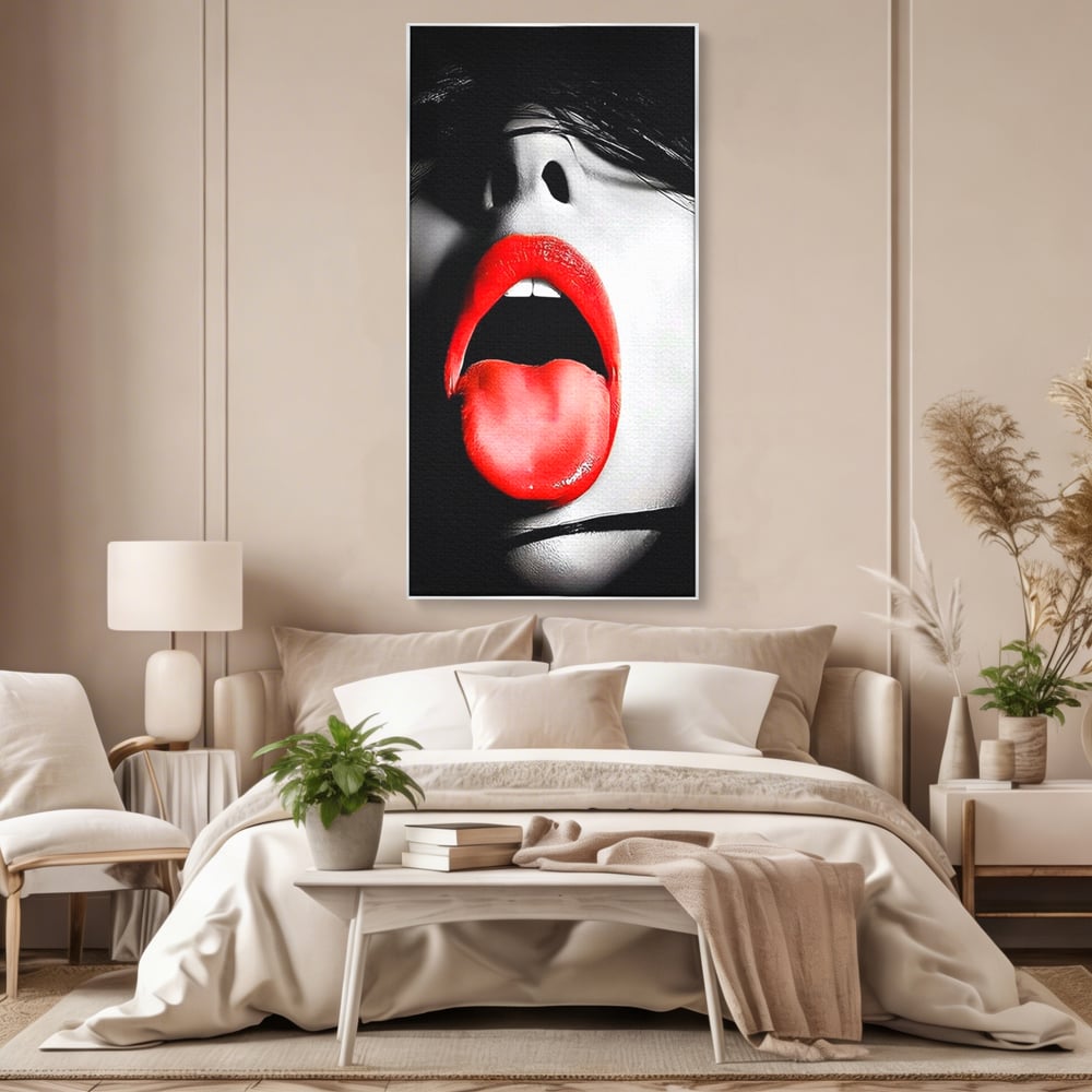 Tablou canvas cu tablou canvas cu buze si limba rosie, in rama de aluminiu argintiu, pe perete intr-un dormitor
